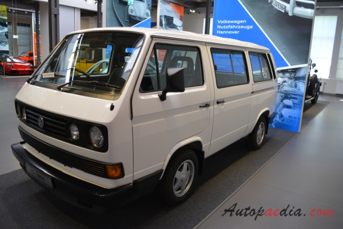 VW type 2 (Transporter) T3 1979-1992 Europe/2002 South Africa (1994 Microbus 2.5i), left front view