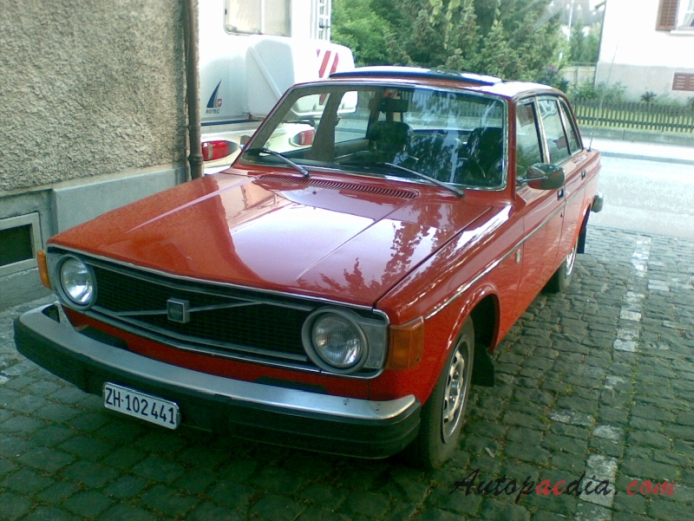 Volvo 140 series 1966-1974 (1974 144 sedan), left front view