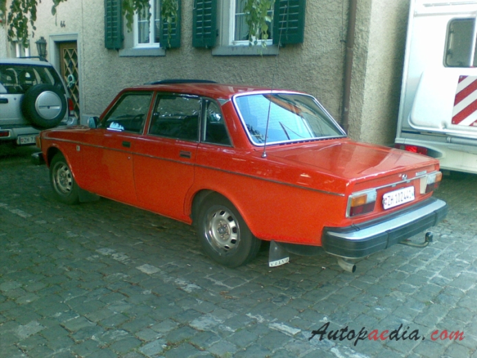 Volvo 140 series 1966-1974 (1974 144 sedan),  left rear view