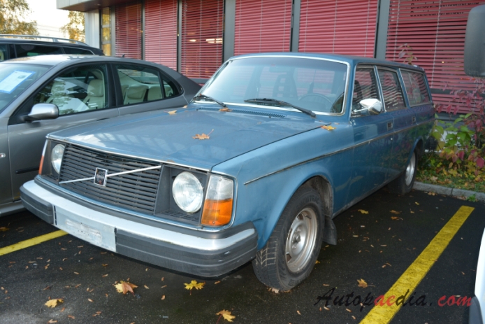 Volvo 200 series 1974-1993 (1974-1978 245 kombi 5d), left front view