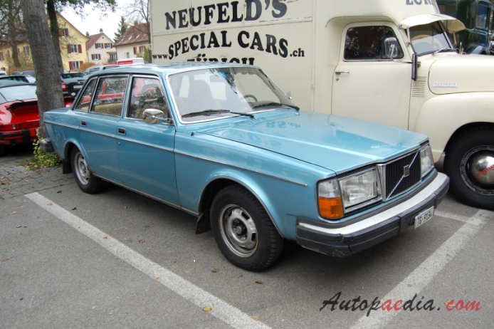 Volvo 200 series 1974-1993 (1974-1978 264 DL sedan 4d), right front view