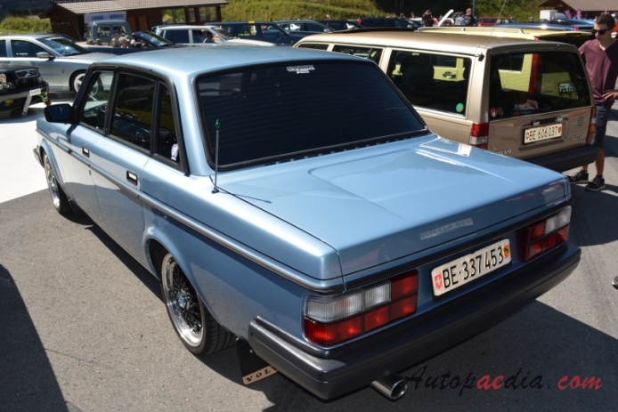 Volvo 200 series 1974-1993 (1981-1984 264/260 sedan 4d),  left rear view