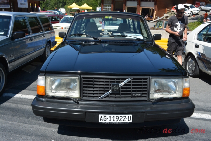 Volvo 200 series 1974-1993 (1982 Volvo 240 Turbo sedan 4d), front view