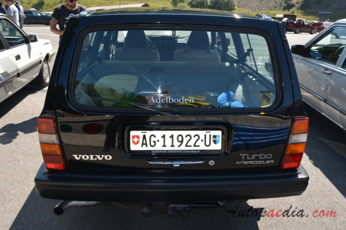 Volvo 200 series 1974-1993 (1982 Volvo 240 Turbo sedan 4d), rear view