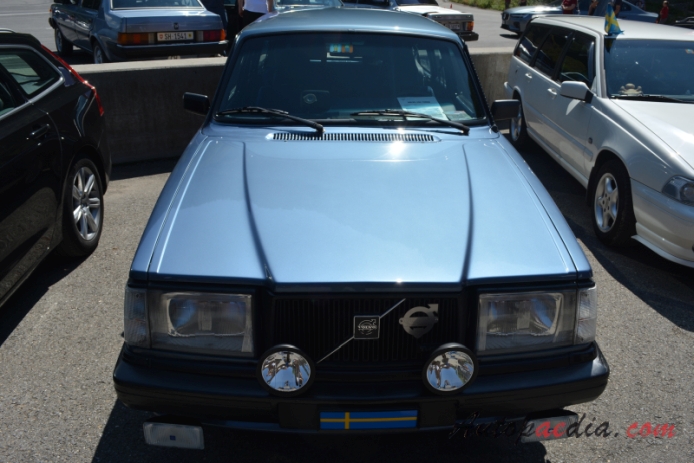 Volvo 200 series 1974-1993 (1984 Volvo 240 Turbo sedan 4d), przód