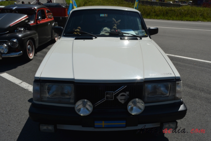 Volvo 200 series 1974-1993 (1987 Volvo 240 GLT sedan 4d), front view