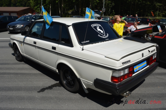 Volvo 200 series 1974-1993 (1987 Volvo 240 GLT sedan 4d),  left rear view
