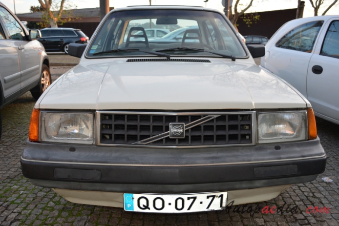 Volvo 300 series 1976-1991 (1985-1991 340 DL sedan 4d), front view