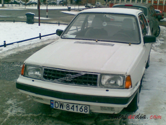 Volvo 300 series 1976-1991 (1985-1991 340 hatchback 3d), front view