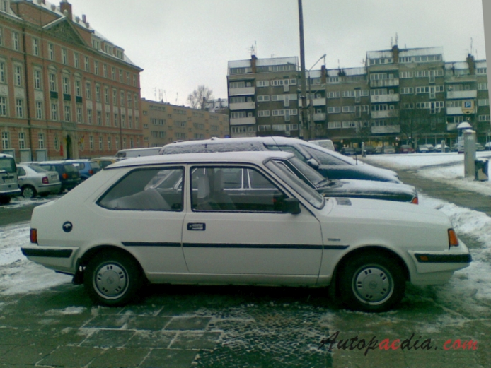 Volvo 300 series 1976-1991 (1985-1991 340 hatchback 3d), right side view