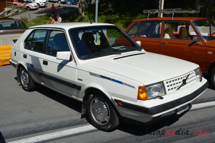 Volvo 300 series 1976-1991 (1988 Volvo 360 GLT RSX 1 hatchback 5d), right front view