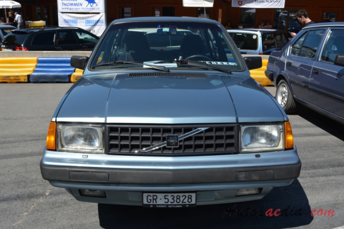 Volvo 300 series 1976-1991 (1988 Volvo 360 GLT sedan 4d), przód