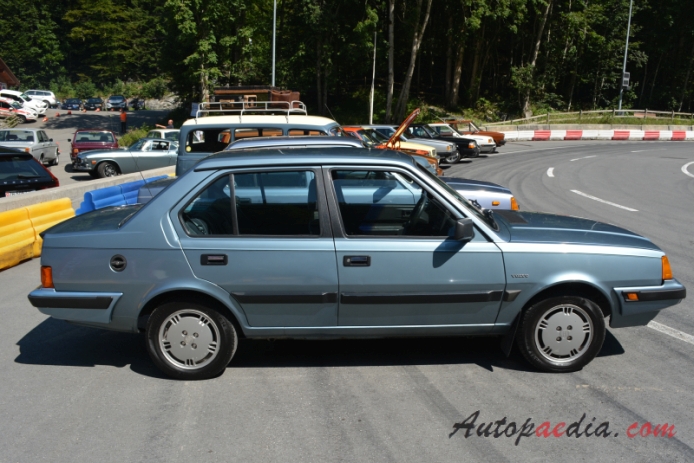 Volvo 300 series 1976-1991 (1988 Volvo 360 GLT sedan 4d), right side view