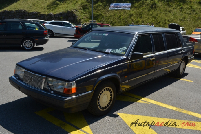Volvo 700 series 1982-1993 (1982-1990 Volvo 760 GLE stretch limousine 5d), left front view