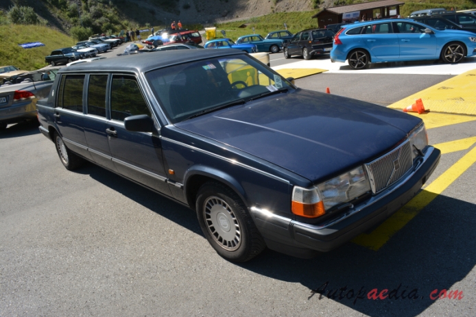 Volvo 700 series 1982-1993 (1982-1990 Volvo 760 GLE stretch limousine 5d), right front view