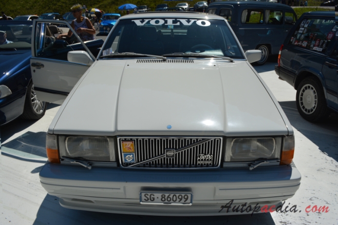 Volvo 700 series 1982-1993 (1984-1988 Volvo 760 Turbo sedan 4d), front view