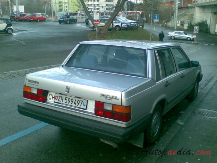 Volvo 700 series 1982-1993 (1985-1990 Volvo 740 GL sedan 4d), right rear view