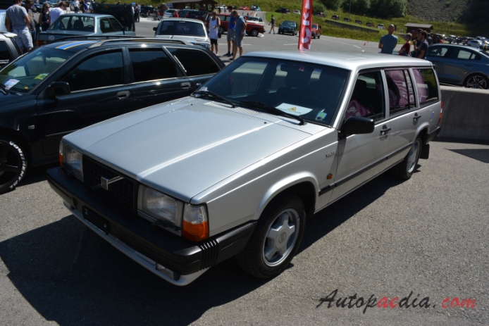 Volvo 700 series 1982-1993 (1986-1990 Volvo 740 Turbo kombi 5d), left front view