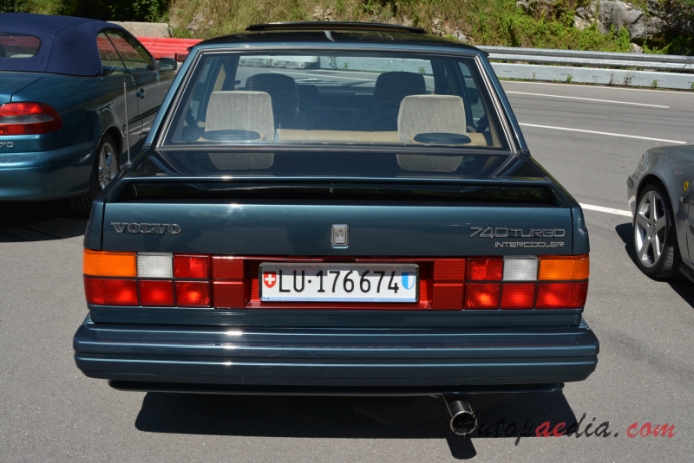 Volvo 700 series 1982-1993 (1986-1990 Volvo 740 Turbo sedan 4d), rear view
