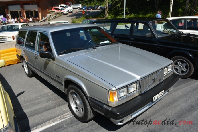 Volvo 700 series 1982-1993 (1988 Volvo 740 GLE kombi 5d), right front view