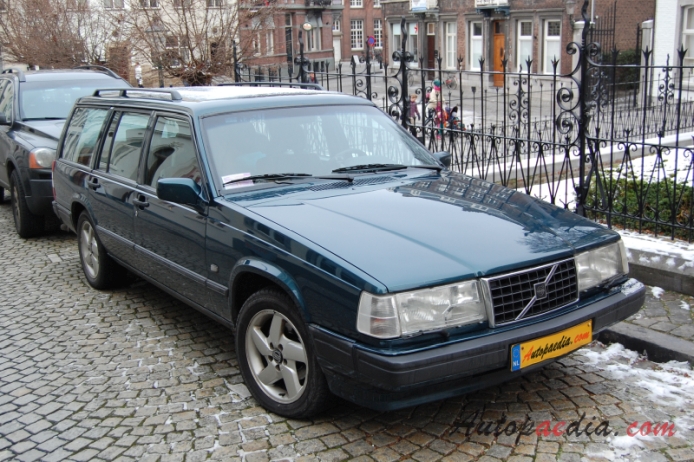 Volvo 900 Series 1991-1998 (Kombi 5d), right front view