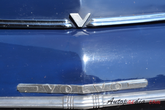 Volvo Duett 1953-1969 (1958 P445 station wagon 3d), front emblem  