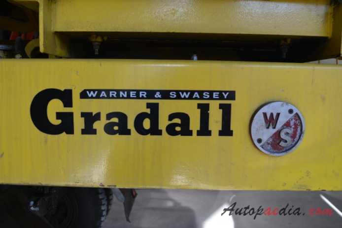 Warner Swasey Gradall G600 1962-1970 (1970 crane), front emblem  