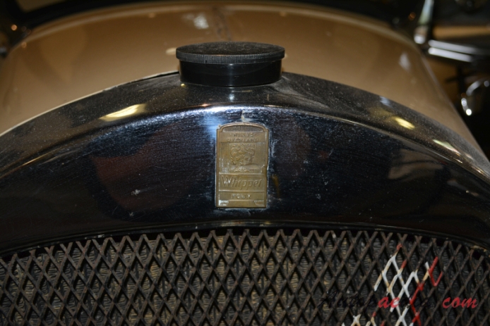Overland Whippet 1926-1931 (1929 Willys Overland Whippet Argentina Four Cabriolet 4d), front emblem  