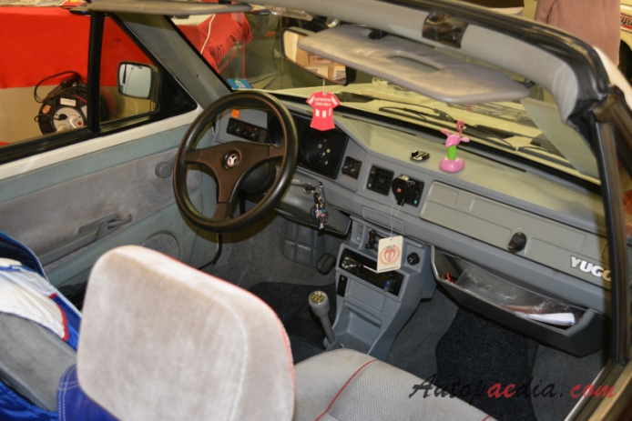 Yugo Koral 1980-2008 (1992 1.3 EFI cabrio 2d), wnętrze
