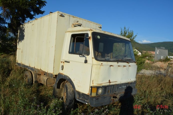 Zastava Zeta 1977-2012 (1977-2004 box truck), right front view