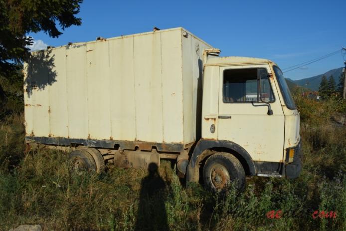 Zastava Zeta 1977-2012 (1977-2004 box truck), right side view