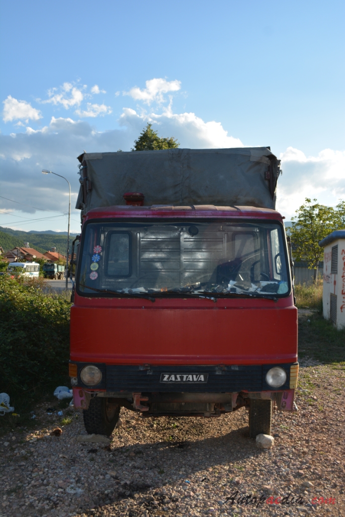 Zastava Zeta 1977-2012 (1977-2004 flatbed truck), front view